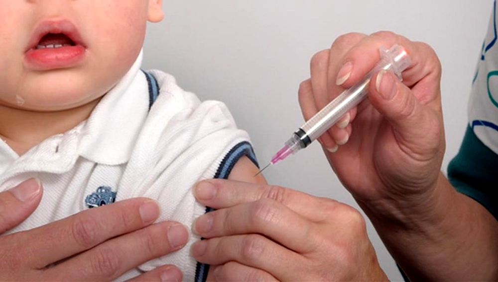 Vacunación de un niño. Foto: ARCHIVO