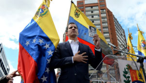 Guaidó pidió a los venezolanos que también juren "ante Dios (...) respaldar la lucha del cese de usurpación y asumir responsabilidad bajo los artículos 333 y 350" de la Constitución, para lograr el respaldo de la Fuerza Armada y de la comunidad internacional. FEDERICO PARRA - AFP