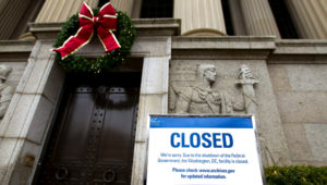 Un letrero de "cerrado" se encuentra en la entrada de los Archivos Nacionales en Washington, el martes 1 de enero de 2019, mientras el cierre parcial del gobierno prosigue por tercera semana. (AP Foto/José Luis Magaña)