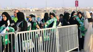 Varias mujeres haciendo fila para ingresar al estadio en Yedá, Arabia Saudí.