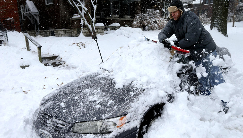 Jeff Clifford desentierra el auto de su novia de una montaña de nieve el sábado 12 de enero del 2019, en St. Louis. (Laurie Skrivan/St. Louis Post-Dispatch via AP)