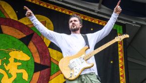 En esta foto del 5 de mayo del 2018, Juanes toca en el Festival de Jazz y Herencia de Nueva Orleans.