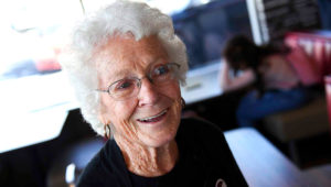 Dorothy Bale, de 94 años, sonríe en Arby's, restaurante de comida rápida donde trabaja desde hace 25 años, en Millcreek, Utah. (Francisco Kjolseth/The Salt Lake Tribune via AP)