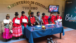 Cinco mujeres aimaras que escalaron los 6.962 metros del Aconcagua, reciben de manos del viceministro de Descolonización de Bolivia, Félix Cárdenas, el reconocimiento de la Asociación Andina de Promotores en Aventura y Montaña (Aaptam) y del Ministerio de Culturas de Bolivia, en La Paz (Bolivia). EFE