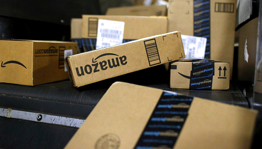 En esta fotografía del 20 de noviembre de 2015 se muestran unos paquetes de Amazon en un centro de UPS en Louisville, Kentucky. (AP Foto/Patrick Semansky, Archivo)
