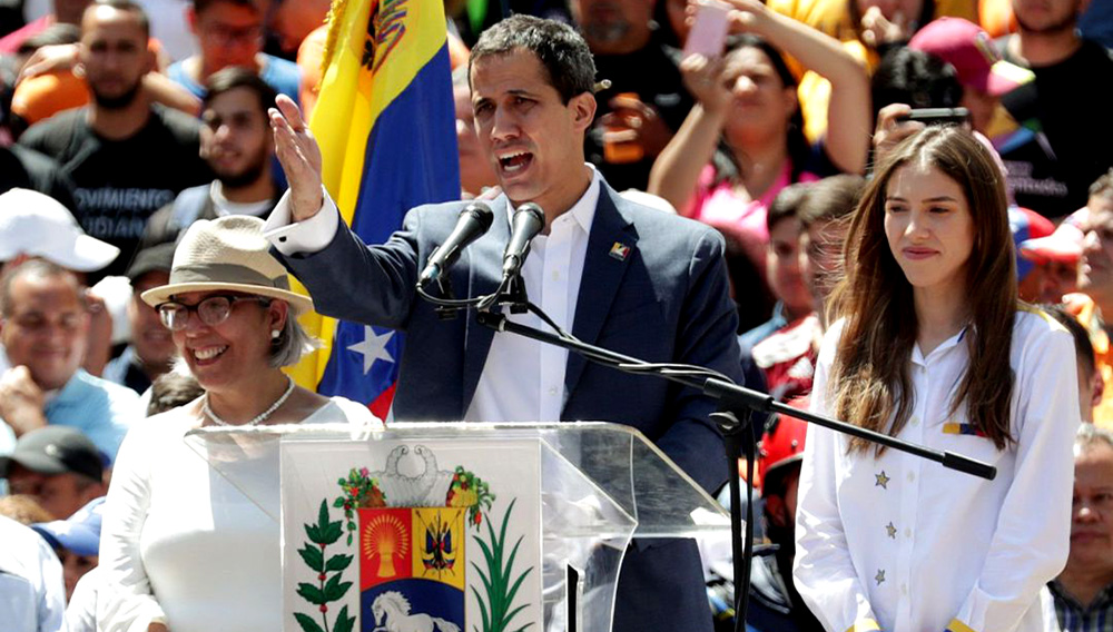 El jefe del Parlamento venezolano, Juan Guaidó, junto a su madre, Norka Márquez, y su mujer Fabiana Rosales / Leonardo Muñoz (EFE)