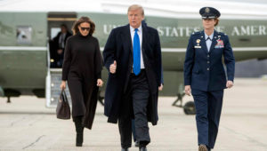 El presidente Donald Trump y la primera dama Melania Trump caminan hacia el avión presidencial en la Base Andrews de la Fuerza Aérea, en Maryland, el viernes 15 de febrero de 2019. (AP Foto/Andrew Harnik)