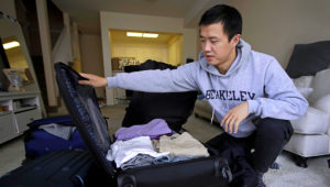 Leo Wang empaca sus maletas en San José, California, el 4 de febrero del 2019. Wang sacó una maestría en EEUU y estaba buscando otra, pero tuvo que regresar a China cuando el gobierno le negó la visa H-1B para profesionales con aptitudes especiales que había solicitado. (AP Photo/Ben Margot)
