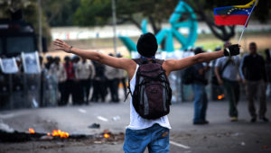 CARACAS, febrero 19, 2014 (Xinhua) -- Un estudiante opositor participa durante una protesta en Altamira, municipio Chacao, en Caracas, capital de Venezuela, el 19 de febrero de 2014. (Xinhua/ Boris Vergara)