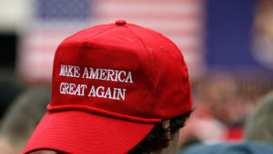 Joven usa la gorra roja de la campaña de Donald Trump con la frase Make America great again. | Internet