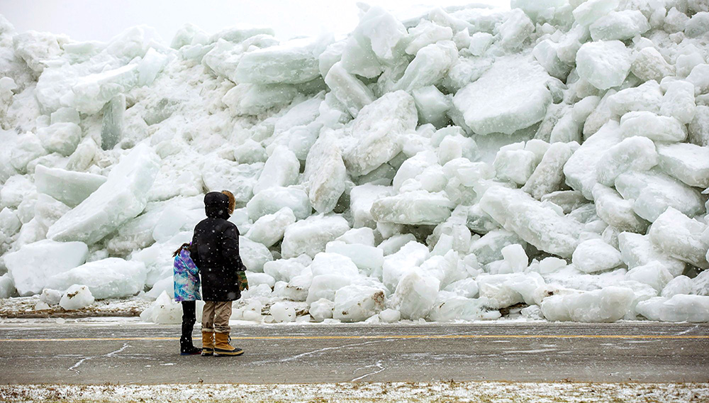 Residentes revisan la enorme acumulación de hielo en la orilla de Mather Park en Fort Erie, Ontario, el lunes 25 de febrero de 2019. (Tara Walton/The Canadian Press via AP)