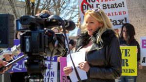 La actriz porno Stormy Daniels lee una declaración para protestar contra el impuesto de Illinois a los centros de entretenimiento para adultos, en el Capitolio estatal, el viernes 22 de marzo de 2019 en Springfield, Illinois. (AP Foto/John O'Connor)