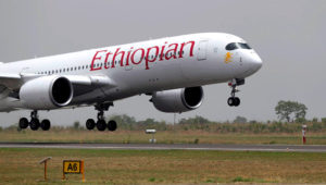 Avión de Ethiopian Airlines despegando del aeropuerto de Abuja.