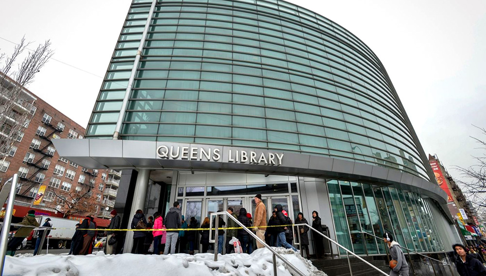The Queens Library system, which serves more than 11 million customers a year, is rejiggering its hours starting Jan. 5, 2015. (Anthony DelMundo/New York Daily News)