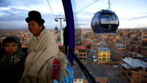 Foto de archivo del 3 de marzo de 2017 de una mujer y una niña a bordo de la cabina de un teleférico que une La Paz con El Alto, Bolivia. El sistema es el más alto del mundo, a unos 4.000 metros sobre el nivel del mar. (AP Foto/Juan Karita, Archivo)