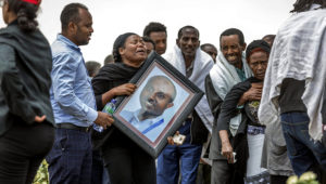 Familiares etíopes de las víctimas del desplome de un avión lloran en el lugar donde el Boeing 737 Max 8 de la Ethiopian Airlines se estrelló poco después de despegar el domingo, matando a los 157 que viajaban a bordo, en las cercanías de Bishoftu, Etiopía, el jueves 14 de marzo de 2019. (AP Foto/Mulugeta Ayene)