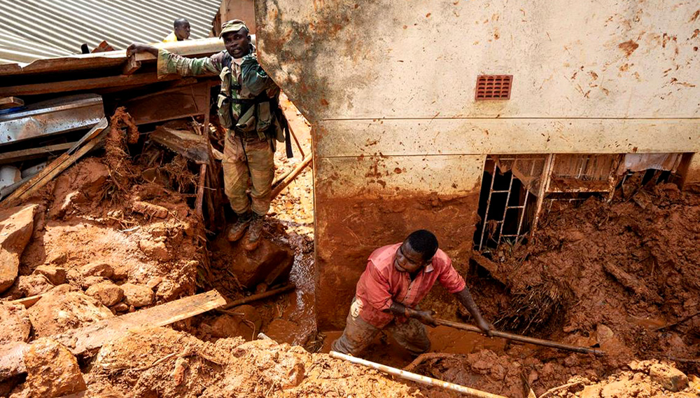 Soldados mozambiqueños fueron desplegados para ayudar a los residentes afectados a rescatar pertenencias. Credit Zinyange Auntony/Agence France-Presse — Getty Images