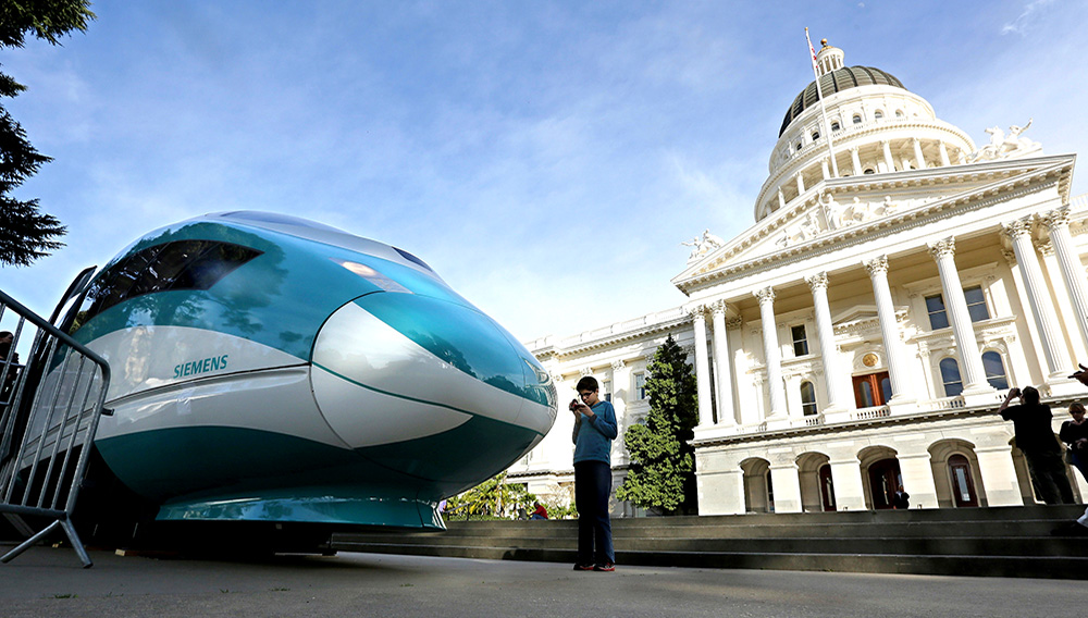 En esta imagen del 26 de febrero de 2015 se ve una maqueta a gran escala de un tren de alta velocidad en el Capitolio de Sacramento, California. (AP Foto/Rich Pedroncelli, Archivo)