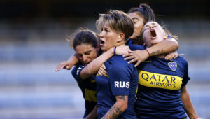 Yamila Rodríguez (segunda desde la izquierda) festeja tras marcar un gol para Boca Juniors ante Lanús en un partido de la liga femenina jugado en el estadio La Bombonera de Buenos Aires, Argentina, el sábado 9 de marzo de 2019. (AP Foto/Natacha Pisarenko)