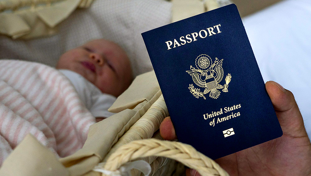Denis Wolok muestra el pasaporte estadounidense de su hija Eva, de un año, durante una entrevista con la Associated Press en Hollywood, Florida. La esposa de Wolok viajó especialmente de Rusia a EEUU para dar a luz y que su hija pueda tener la ciudadanía estadounidense. (AP Photo/Iuliia Stashevska)