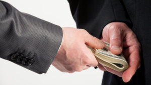 Foto de archivo - Hombre de negocios dando un soborno, fondo neutro. | 123rf.com