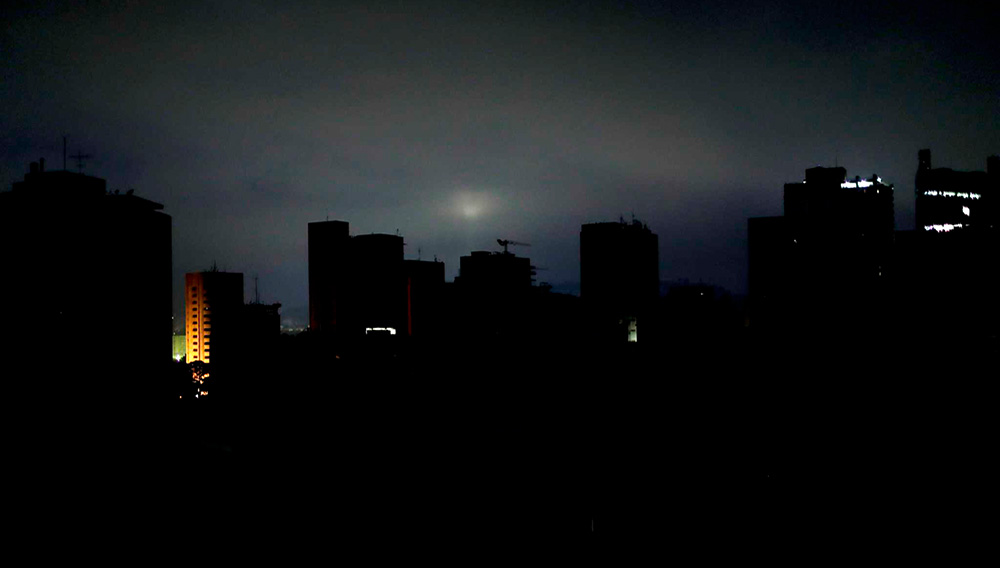 Esta foto del miércoles 27 de marzo de 2019 muestra el horizonte oscuro al amanecer en Caracas, Venezuela. Gran parte de la capital de Venezuela está sin electricidad. (AP Foto / Natacha Pisarenko)