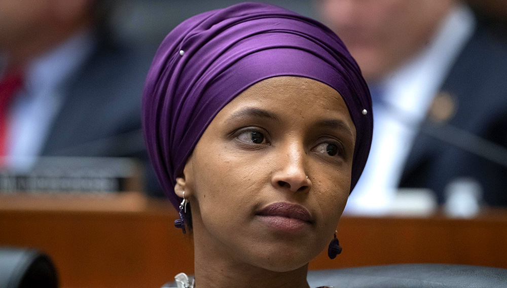 La congresista demócrata de Minnesota, Ilhan Omar, participa en las sesiones en el Capitolio, en Washington, el 6 de marzo de 2019. (AP Foto/J. Scott Applewhite, File)