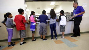10 de septiembre de 2014. Niños inmigrantes detenidos hacen fila en la cafetería en el Centro Residencial del Condado Karnes, para la detención de familias inmigrantes, en Karnes City, Texas. (AP Foto/Eric Gay, archivo)