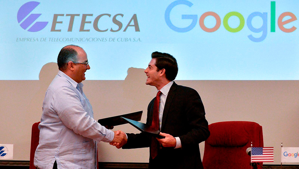 Cuban state-run Telecommunications Company ETECSA's investments vice-president, Luis Adolfo Iglesias Reyes (L), and the head of Google Cuba, Brett Perlmutter (R), shake hands after signing a memorandum of understanding at the Miramar Trade Center in Havana, on March 28, 2019 (AFP Photo/YAMIL LAGE)