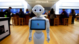 Un robot llamado "Pepper" fotografiado en la entrada de una tienda de Microsoft en Boston el 21 de marzo del 2019. (AP Photo/Steven Senne, File)