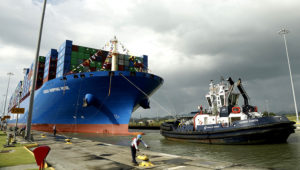 En esta imagen, tomada el 3 de diciembre de 2018, un trabajador del Canal de Panamá amarra el carguero chino Cosco en Cocoli Locks, en el Canal, en la Ciudad de Panamá. (AP Photo/Arnulfo Franco)