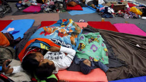 Niños de la caravana migrante descansan en el estadio Jesús Martínez, en Ciudad de México. EFE