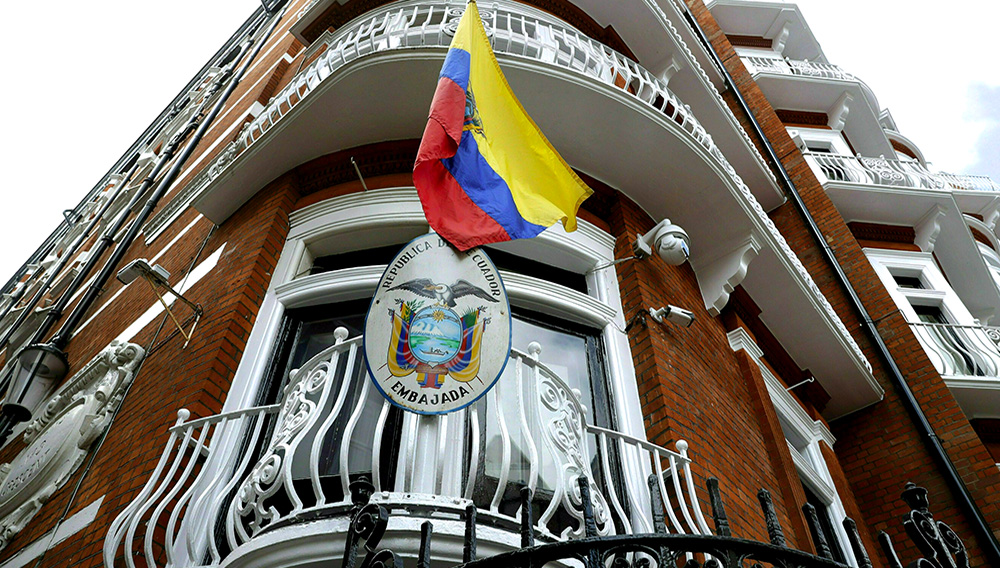 Vista del exterior de la embajada de Ecuador en Londres tras la detención del fundador de WikiLeaks, Julian Assange, que vivía en la legación diplomática desde 2012, a menos de la policía de la capital británica, el 11 de abril de 2019. (AP Foto/Matt Dunham)