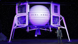 Jeff Bezos habla frente a un modelo a escala del módulo de aterrizaje lunar Blue Origin el jueves 9 de mayo de 2019 en Washington. (AP Foto/Patrick Semansky)
