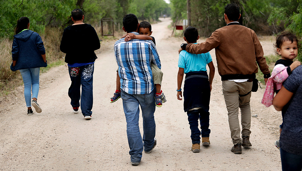 ARCHIVO - En esta fotografía de archivo del 14 de marzo de 2019, un grupo de familias migrantes recorren un camino poco antes de ser detenidas por la Patrulla Fronteriza cerca de McAllen, Texas. (AP Foto/Eric Gay, archivo)