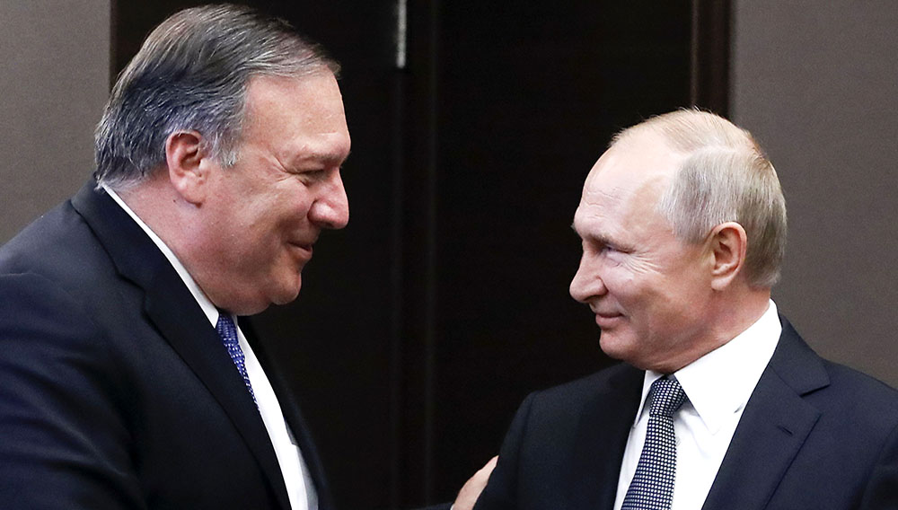 El presidente ruso Vladimir Putin recibe al secretario de Estado estadounidense Mike Pompeo en su dacha de Sochi. POOL/AFP / Pavel Golovkin