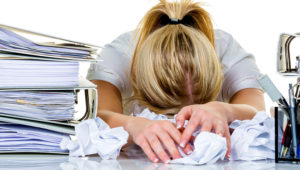 Frau im Büro mit Burnout. | Adobe Stock