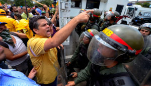 El diputado opositor venezolano Rafael Guzmán (I) participa de una protesta contra el gobierno del presidente Nicolás Maduro, el 1º de abril de 2017 en Caracas. AFP / FEDERICO PARRA
