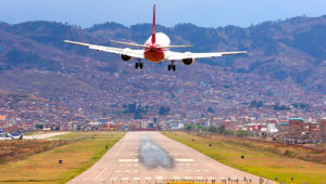 Aproximación de un 737 de la aerolínea peruana LCPerú al Aeropuerto Internacional Velasco Astete. 23 de octubre de 2017. | Fotografía: Primx28