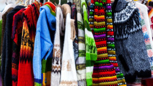Suéteres de lana de alpaca en mercado en el Perú. | Photo Stock