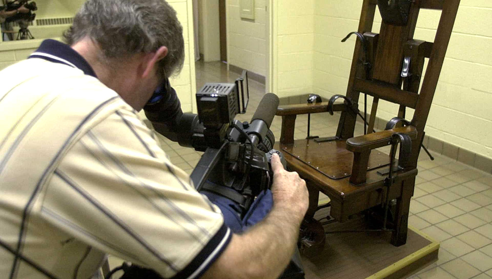 Un fotógrafo de prensa graba video de la silla eléctrica en la cámara de la muerte en la Cárcel Correcional de Ohio el 29 de agosto 2001, en Lucasville, Ohio. | Getty Images