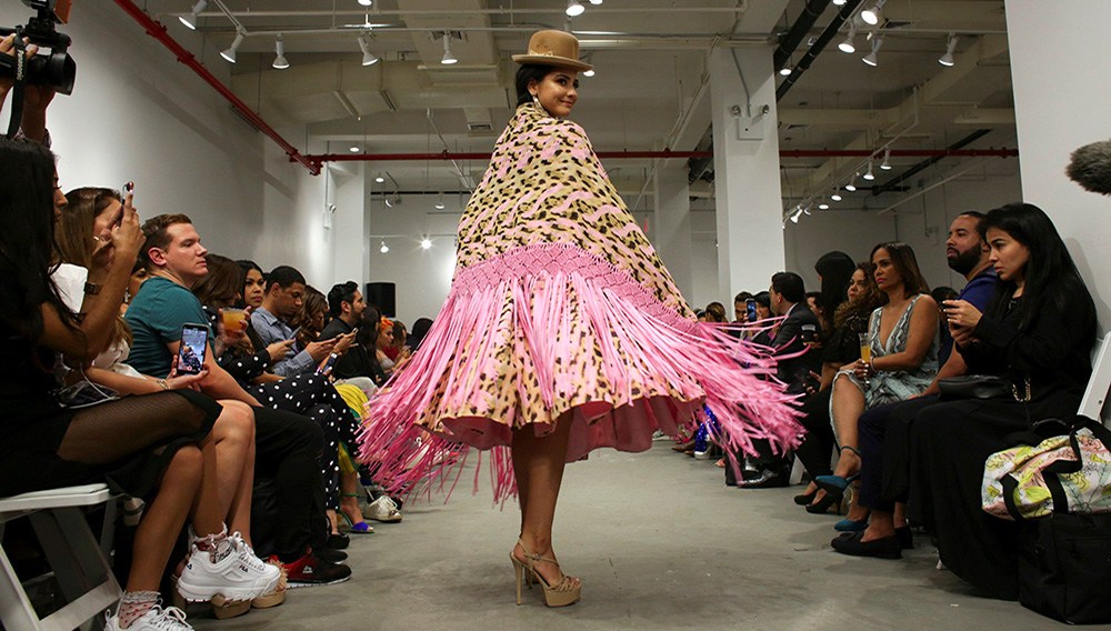 Una modelo fue registrada este miércoles al lucir prendas de la diseñadora boliviana Erika Luz, inspiradas en los atuendos tradicionales de las cholitas paceñas, durante el "Fashion Designers of Latin America", en el marco de la quinta y última jornada de la Semana de la Moda de Nueva York (Estados Unidos). EFE/Kena Betancur