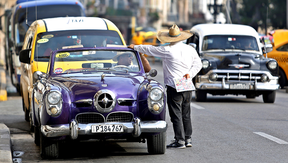 Un auto clásico dedicado al turismo espera clientes este viernes, en La Habana (Cuba). EFE/ Yander Zamora