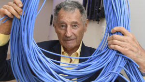 Dr. Leonard Kleinrock poses in his new lab under construction at the University of California Los Angeles (UCLA). | Photo: AFP