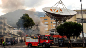 El ataque al canal de televisión Teleamazonas (Foto: AFP/ Martin BERNETTI).