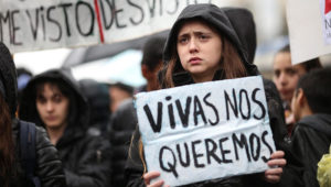 Una mujer sostiene un cartel en una concentración contra la violencia machista. EFE