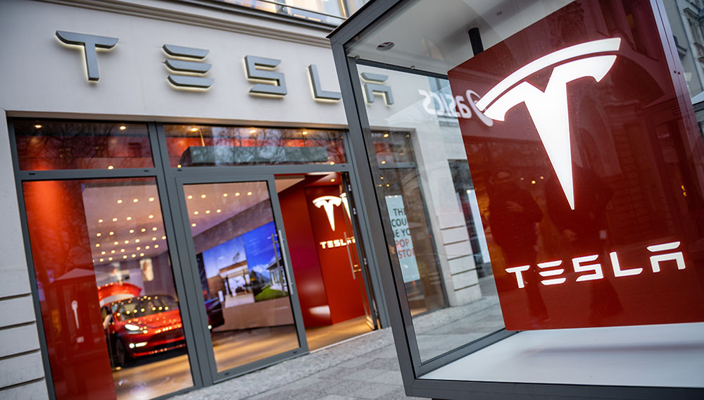 Vista de una sala de exposición de la compañía de vehículos Tesla, en Berlín (Alemania). Tesla anunció que cerrará todas sus tiendas y venderá exclusivamente a través de internet para reducir costes, el mismo día en el que lanzó el Model 3 estándar con un precio base de 35.000 dólares tres años después de anunciarlo. EFE/Jens Schlueter
