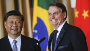 El presidente de Brasil, Jair Bolsonaro, reacciona junto al presidente de China, Xi Jinping, mientras emiten una declaración conjunta después de una reunión bilateral durante la cumbre BRICS en Brasilia, Brasil, el 13 de noviembre de 2019. REUTERS / Adriano Machado