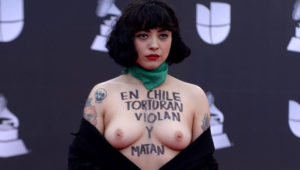 El topless de Mon Laferte en los Latin Grammy. (Foto: AFP/ Bridget BENNETT).