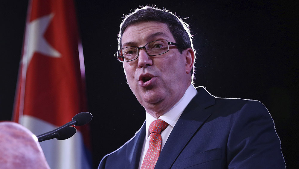 LA HABANA (CUBA) 17/03/15.- El canciller cubano, Bruno Rodríguez, habla en una rueda de prensa hoy, jueves 17 de marzo de 2016, en La Habana (Cuba), donde anunció que el Gobierno de Cuba ha decidido eliminar el gravamen del 10% que aplica al dólar estadounidense, una medida que se hará efectiva cuando la isla compruebe con la banca internacional que puede usar esa moneda en sus transacciones. EFE/Alejandro Ernesto